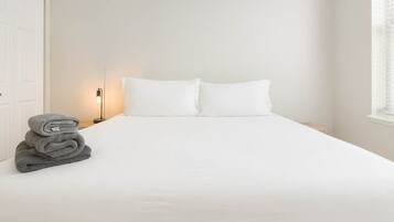 2 bedrooms, desk, iron/ironing board, WiFi