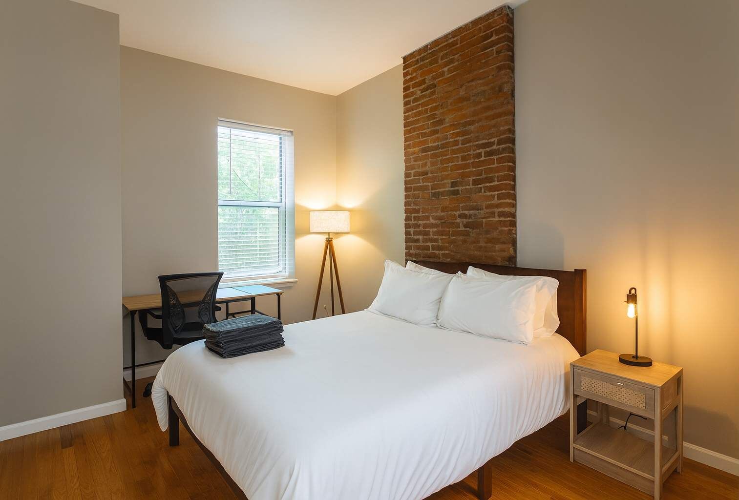 2 bedrooms, desk, iron/ironing board, WiFi