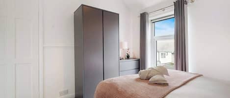 3 makuuhuonetta, silitysrauta/-lauta, ilmainen Wi-Fi, vuodevaatteet