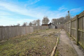 Property grounds - Work Friendly 3 Bed House with Sofa Beds, Sleeps 7 (Fishburn)