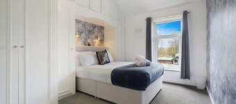 Work Friendly 3 Bed House with Sofa Beds, Sleeps 7