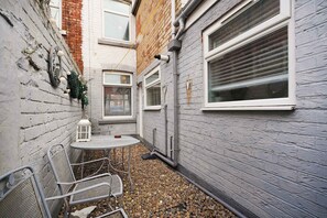 Outdoor dining - Charming 3 Bed Steps from Redcar Beach and Station (Redcar and Cleveland)