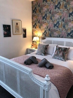 Unclassified image, 5 of 30, button - Coastal 3 Bed | Steps from Redcar Beach & Station (Redcar and Cleveland)