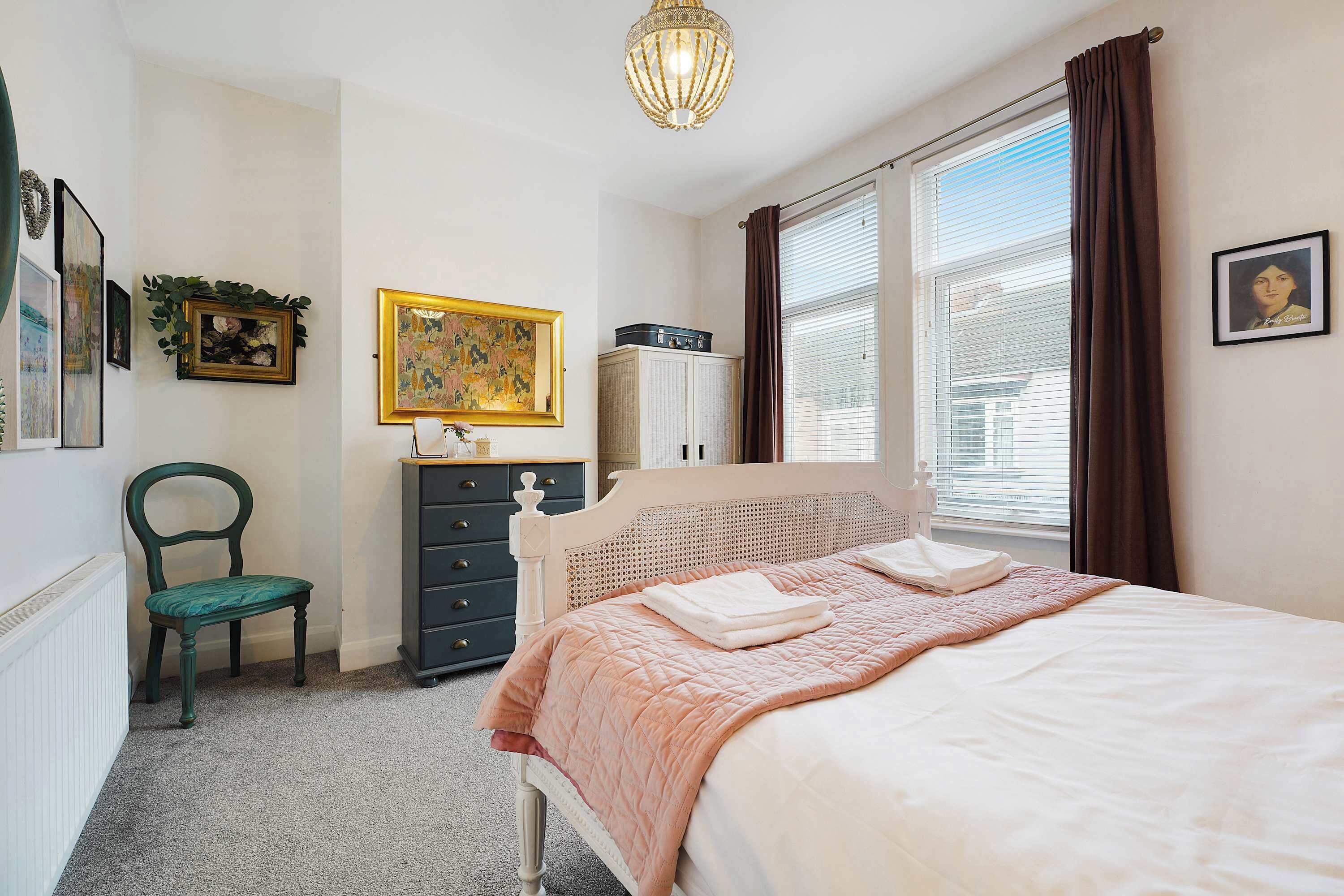 3 bedrooms, iron/ironing board, bed sheets