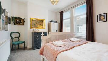 3 bedrooms, iron/ironing board, bed sheets