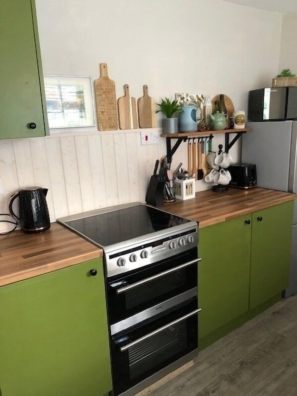 Unclassified image, 1 of 30, button - Coastal 3 Bed | Steps from Redcar Beach & Station (Redcar and Cleveland)