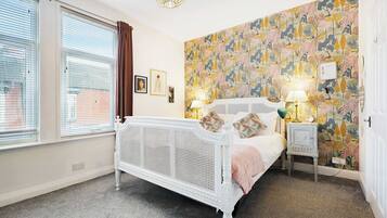 3 bedrooms, iron/ironing board, bed sheets
