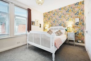 3 bedrooms, iron/ironing board, bed sheets - Charming 3 Bed Steps from Redcar Beach and Station (Redcar and Cleveland)