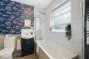 Shower, hair dryer - Charming 3 Bed Steps from Redcar Beach and Station (Redcar and Cleveland)