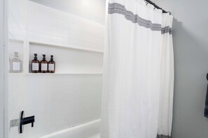 Shower, hair dryer, bidet, towels - 4 mins to LU ~ Cozy Home ~ Game Room ~ Fire Pit (Lynchburg)
