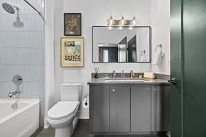 Shower, hair dryer, towels, shampoo - Sleeps 20: Views, HotTub, FirePit, Grill, Parking (Nashville)