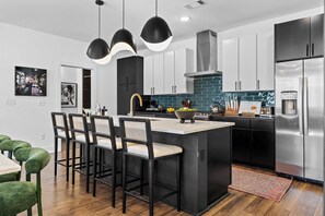 Fridge, microwave, oven, stovetop - Sleeps 20: Views, HotTub, FirePit, Grill, Parking (Nashville)