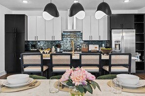 Dining - Sleeps 20: Views, HotTub, FirePit, Grill, Parking (Nashville)
