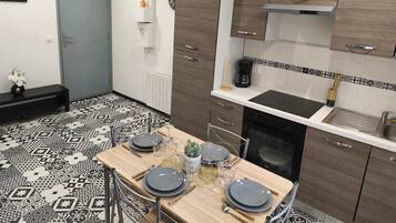 Coffee/tea maker, fridge, microwave, oven