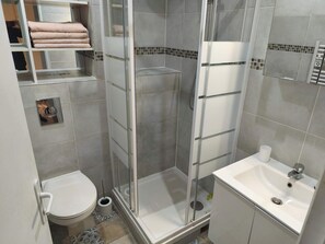 Shower - Apartment with Parking in Charleville-Mézières (Charleville-Mézières)