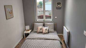 2 chambres, fer et planche à repasser, Wi-Fi, draps fournis
