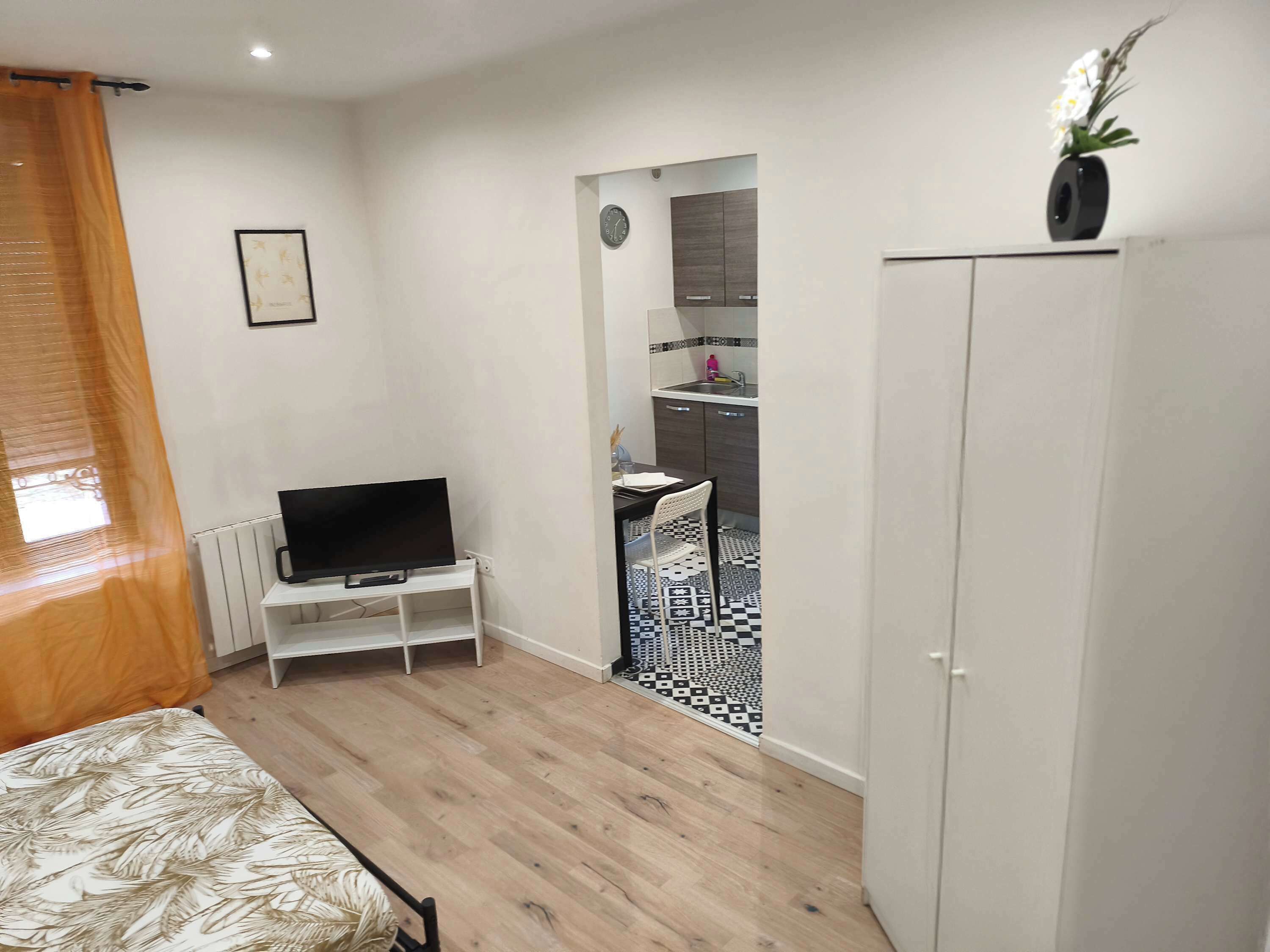 1 habitación, tabla de planchar con plancha, wifi y ropa de cama 