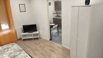 1 habitación, tabla de planchar con plancha, wifi y ropa de cama