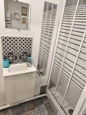 Shower - Comfortable Studio with Parking (Charleville-Mézières)