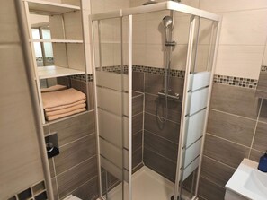 Shower - Downtown Apartment with Private Garage (Charleville-Mézières)