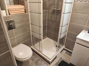 Shower - Downtown Apartment with Private Garage (Charleville-Mézières)