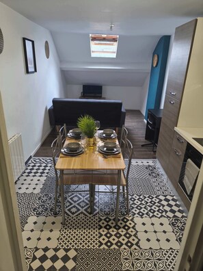 Dining - Downtown Apartment with Private Garage (Charleville-Mézières)