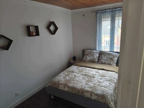 1 bedroom, WiFi - Downtown Apartment with Private Garage (Charleville-Mézières)