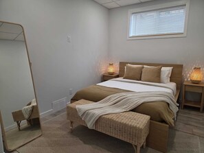 1 bedroom, desk, iron/ironing board, free WiFi - Modern Cozy Suite - Private Entrance (Edmonton)
