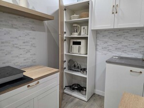 Kühlschrank, Mikrowelle, Herdplatte, Wasserkocher mit Kaffee-/Teezubehör