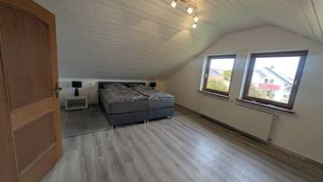 2 Schlafzimmer, BĂŒgeleisen/BĂŒgelbrett, kostenloses WLAN, BettwĂ€sche