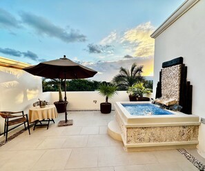 Terrace/patio - Romantic 1-bedroom luxury suite with private rooftop and waterfall (Playa del Carmen)