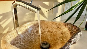 Un évier en pierre avec un robinet.