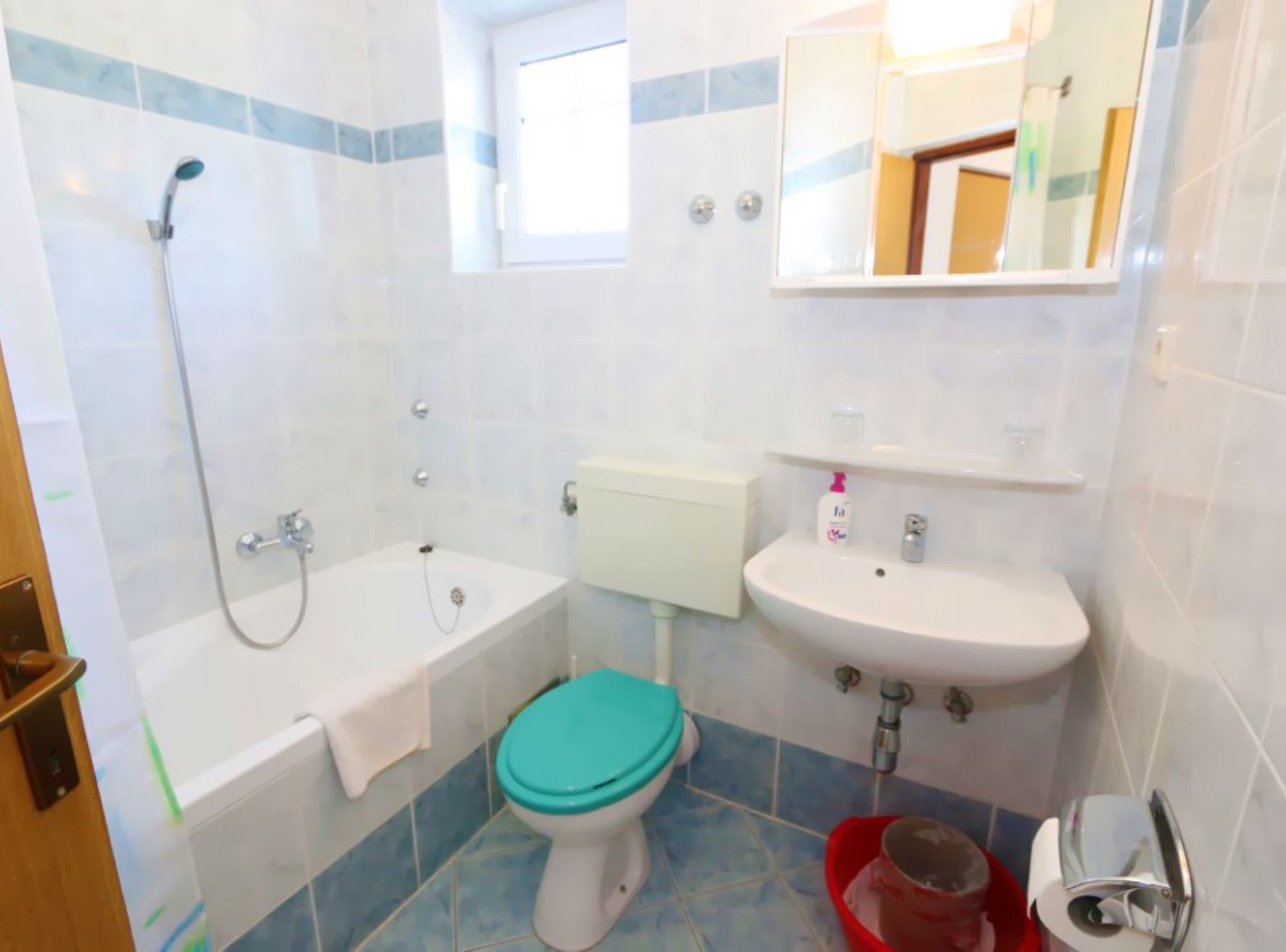 Apartment (One Bedroom Apartment with Terrace an) | Bathroom | Shower, towels