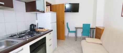 公寓 (Two Bedroom Apartment with Balcony an) | 私人廚房 | 電冰箱