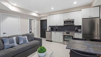 Coffee/tea maker, fridge, microwave, oven