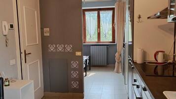 Kühlschrank, Ofen, Geschirrspüler, Wasserkocher