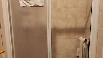 Dusche, umweltfreundliche Kosmetikartikel, Haartrockner, Bidet