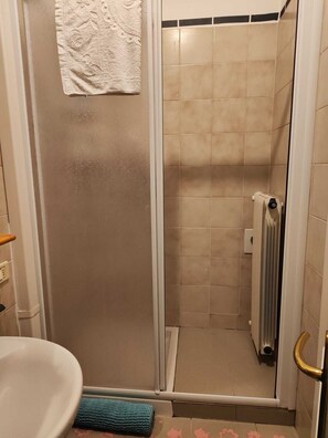 Shower, eco-friendly toiletries, hair dryer, bidet - Farmhouse Tenuta Blueberry - Mirtillo - near airport & Lake Maggiore (Cascinetta)
