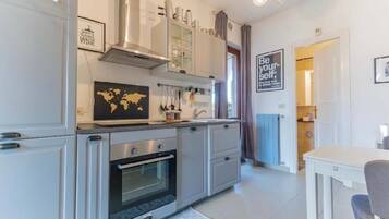 KĂŒhlschrank, Ofen, GeschirrspĂŒler, Wasserkocher