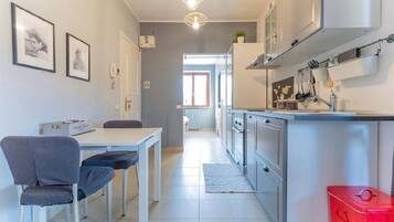 KĂŒhlschrank, Ofen, GeschirrspĂŒler, Wasserkocher