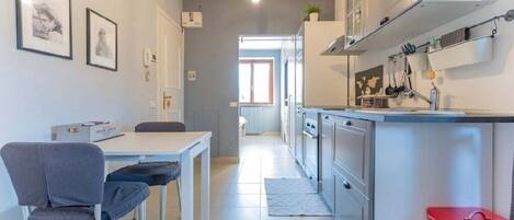 Réfrigérateur, four, lave-vaisselle, bouilloire électrique