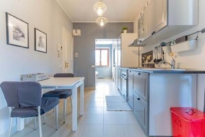 Réfrigérateur, four, lave-vaisselle, bouilloire électrique