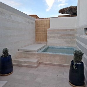 Unclassified image, 3 of 91, button