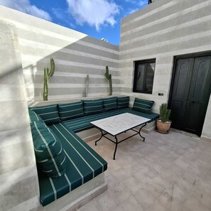 Unclassified image, 5 of 91, button