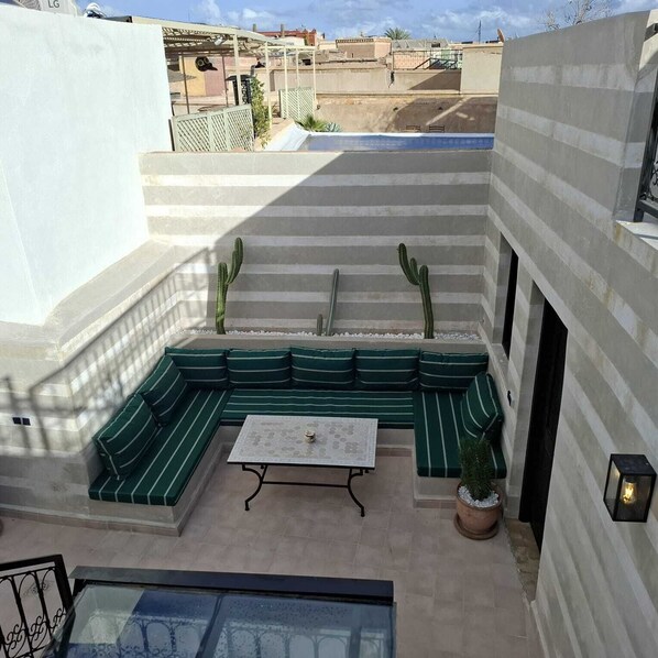 Unclassified image, 1 of 91, button