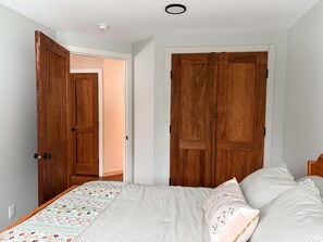 1 bedroom, iron/ironing board, WiFi, bed sheets - Little Bear Suite at 6K Farm surrounded by wilderness serenity with petting zoo (Vernon)