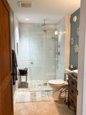 Shower, hair dryer, towels, soap - Little Bear Suite at 6K Farm surrounded by wilderness serenity with petting zoo (Vernon)
