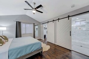 4 bedrooms, iron/ironing board, WiFi, bed sheets - Kasa Kactus - 3 miles from strip (Las Vegas)