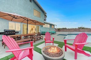 Outdoor dining - Kasa Kactus - 3 miles from strip (Las Vegas)