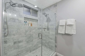 Shower, hair dryer, shampoo - Kasa Kactus - 3 miles from strip (Las Vegas)